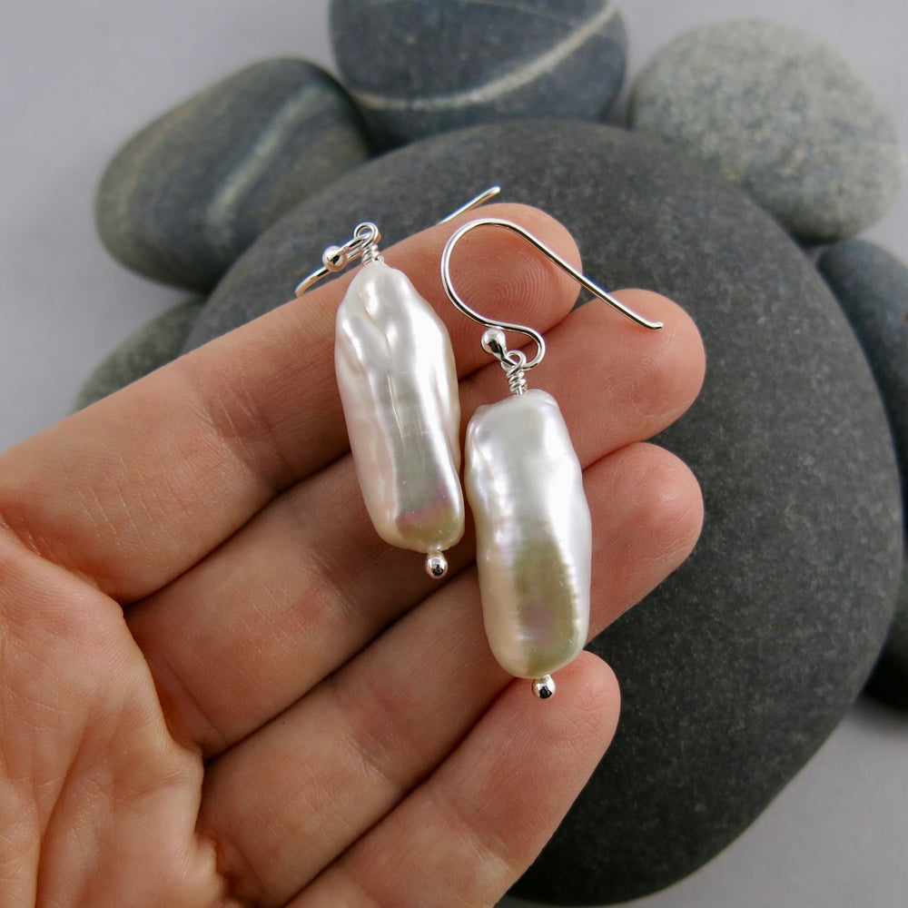 Boucles d'oreilles pendantes en perles Biwa blanches • Boucles d'oreilles pendantes avec une seule perle en argent sterling