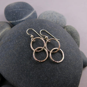 Boucles d'oreilles Gold Embrace • Boucles d'oreilles à anneaux entrelacés texturés en forme de marteau
