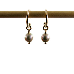 Petits clous d'oreilles en or avec perles baroques • Or 14 carats