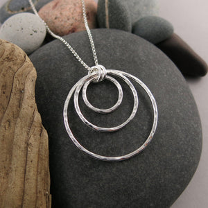 Collier Nesting Trio Circle • Argent sterling texturé marteau avec chaîne Rolo