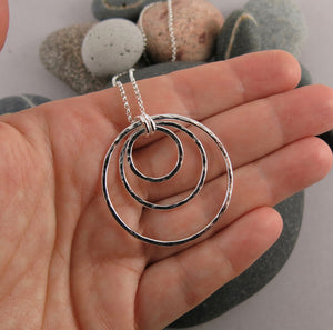 Collier Nesting Trio Circle • Argent sterling texturé marteau avec chaîne Rolo